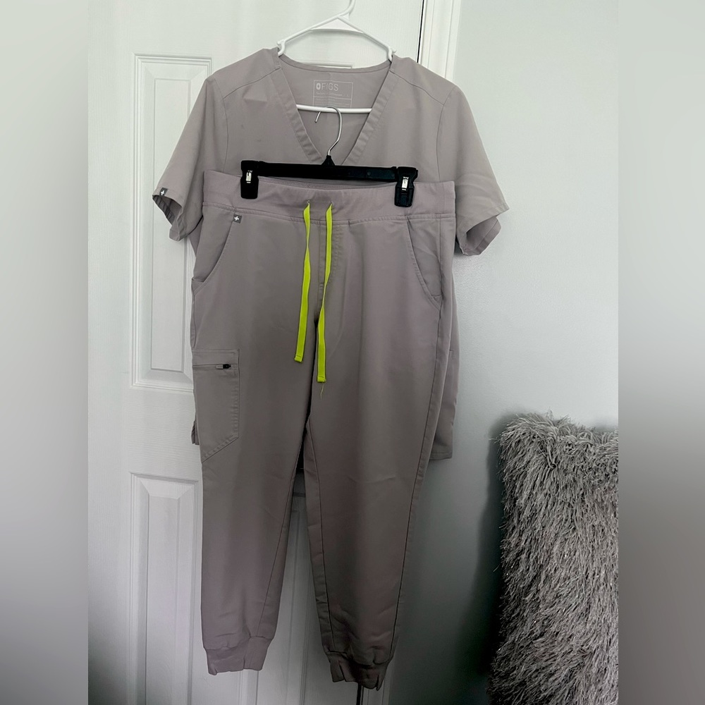 Women’s figs scrubs